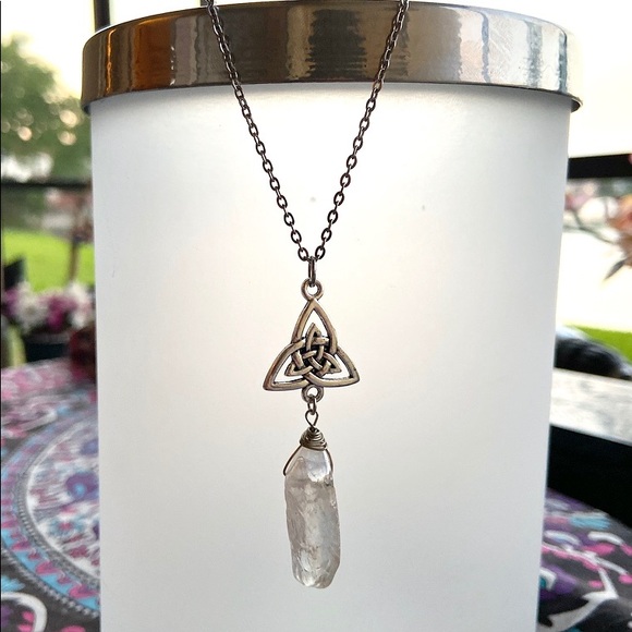🔴 Celtic knot triquetra aura crystal necklace - Picture 2 of 8